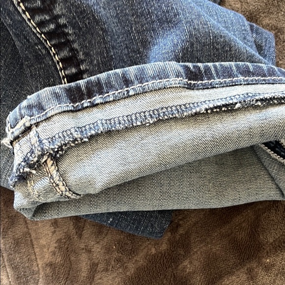 Stylish Blue Jeans with Patterned Pockets - Picture 4 of 5